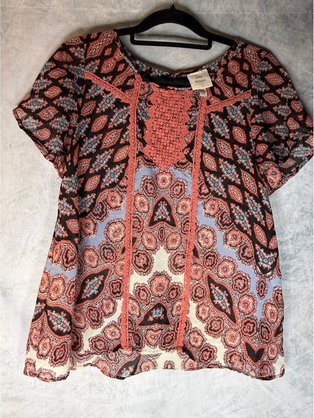 Knox Rose Women’s XS Boho Paisley Blouse Crochet Lace Trim Short Sleeve Tunic